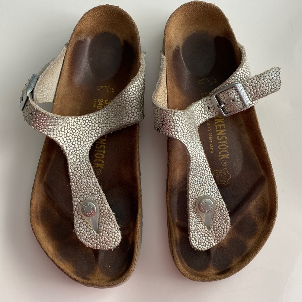 Birkenstock Gizeh Silver Pebble 37 GUC lovely subtle iridescent strap